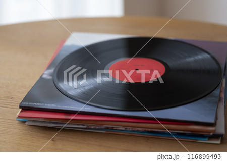 積み上げたレコードジャケットとLPレコード 116899493