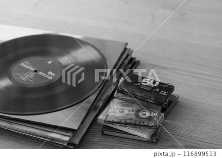 積み上げたレコードジャケットとLPレコードとカセットテープ 116899513