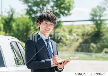 車の査定をするカーディーラの査定士・営業マンの若いアジア人男性 車の査定をするカーディーラの査定士・営業マンの若いアジア人男性 116899622