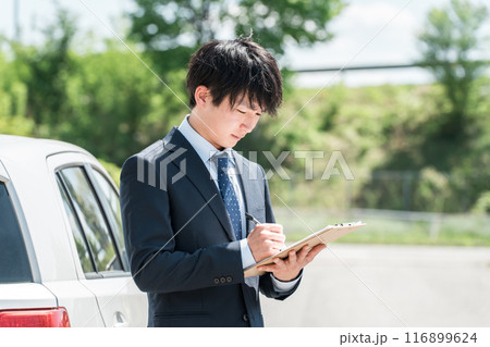 車の査定をするカーディーラの査定士・営業マンの若いアジア人男性 116899624