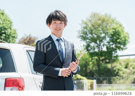 車の査定をするカーディーラの査定士・営業マンの若いアジア人男性 車の査定をするカーディーラの査定士・営業マンの若いアジア人男性 116899628