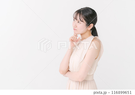 ワンピースを着た若い女性 116899651
