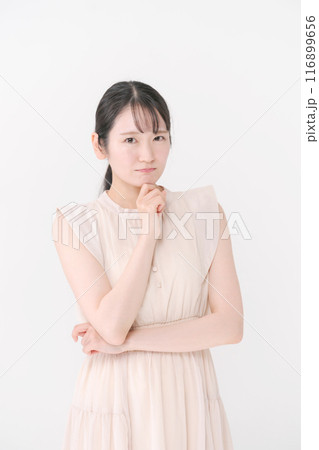 考えるポーズをするワンピースを着た若い女性 考えるポーズをするワンピースを着た若い女性 116899656