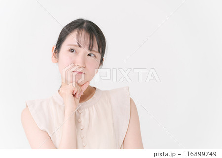 ワンピースを着た若い女性 116899749