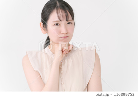 ワンピースを着た若い女性 116899752