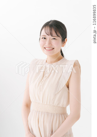 ワンピースを着た若い女性 116899835