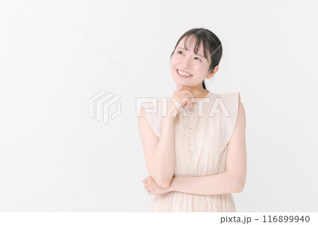 ワンピースを着た笑顔の若い女性 116899940