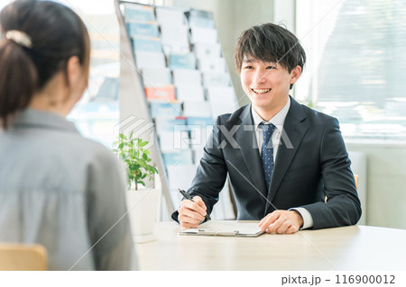 女性客と商談する若いアジア人ビジネスマン（自動車・保険） 116900012