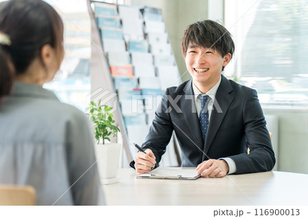 女性客と商談する若いアジア人ビジネスマン(自動車・保険) 女性客と商談する若いアジア人ビジネスマン(自動車・保険) 116900013