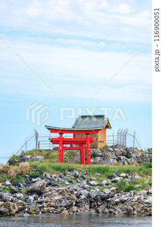 「青森県」奇跡の鳥居・弁天島の厳島神社　八戸市 116900051