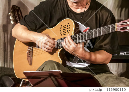 アコースティックギター演奏イメージ 116900110