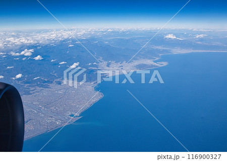 飛行機から見た駿河湾と富士山 飛行機から見た駿河湾と富士山 116900327