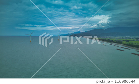 梅雨明け前の富山県入善町沿岸　洋上風力発電設備など 116900344