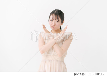 バツポーズをするワンピースを着た若い女性 バツポーズをするワンピースを着た若い女性 116900417