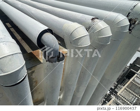 給水配管のラッキングが破損したエルボー部分 116900437