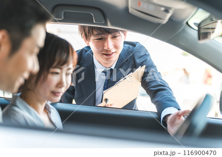 自動車購入・査定・買取にきた顧客を接客するセールスマンの若いアジア人男性 116900470