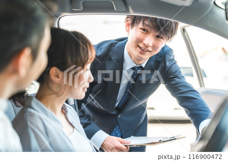 自動車購入・査定・買取にきた顧客を接客するセールスマンの若いアジア人男性 116900472