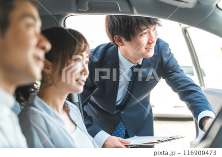 自動車購入・査定・買取にきた顧客を接客するセールスマンの若いアジア人男性 116900473
