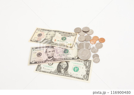 白い背景で撮った 少し古い世界のお金シリーズ アメリカドル 116900480