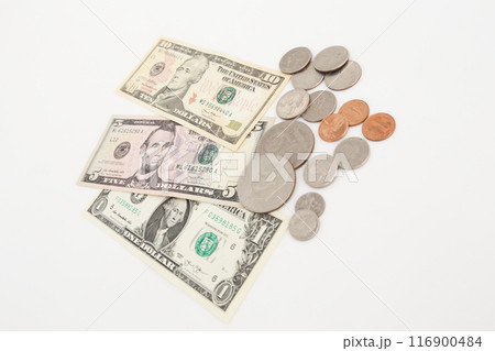 白い背景で撮った 少し古い世界のお金シリーズ アメリカドル 116900484