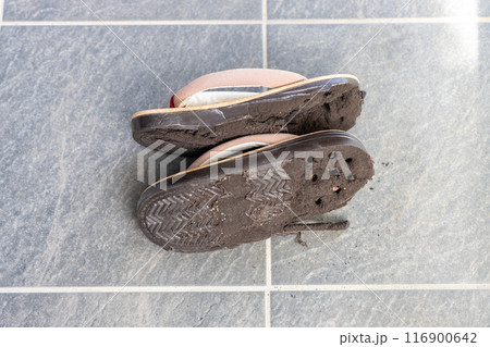 古くなり劣化して底部分が崩壊してしまった草履 116900642