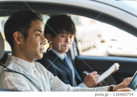 教習所で運転免許を取得するため受講する中年の男性ドライバーと教官の男性 教習所で運転免許を取得するため受講する中年の男性ドライバーと教官の男性 116900754