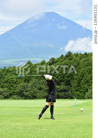 ゴルフをする女性 116901131