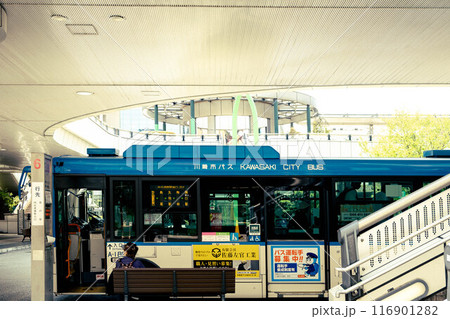駅前ターミナルとバス 駅前ターミナルとバス 116901282