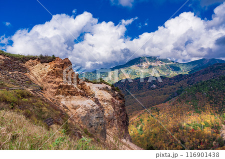 【群馬県】荒涼とした万座温泉の山並み　秋 116901438