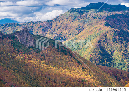 【群馬県】荒涼とした万座温泉の山並み　秋 116901446