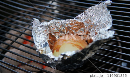 玉ねぎ ホイル焼き　キャンプ 116901836