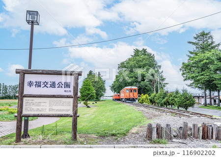 北海道帯広市　人気の観光地　晴天の旧国鉄広尾線　幸福駅の駅舎が残る幸福交通公園 116902202