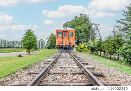 北海道帯広市　夏の北海道　幸福交通公園に保存されているキハ22系238号機 116902210