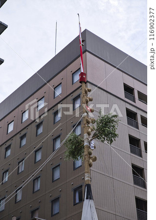祇園祭 長刀鉾 鉾頭とビルヂング 縦構図3 祇園祭 長刀鉾 鉾頭とビルヂング 縦構図3 116902377