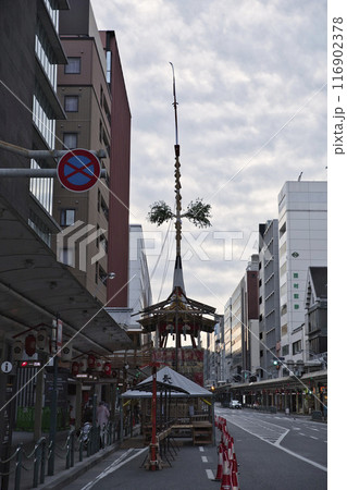 祇園祭 四条通の鉾のある風景 縦構図1 祇園祭 四条通の鉾のある風景 縦構図1 116902378