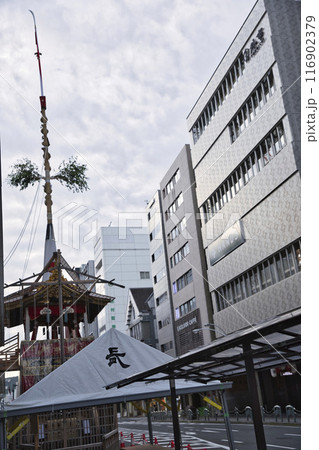 祇園祭　四条通の鉾のある風景　縦構図2 116902379