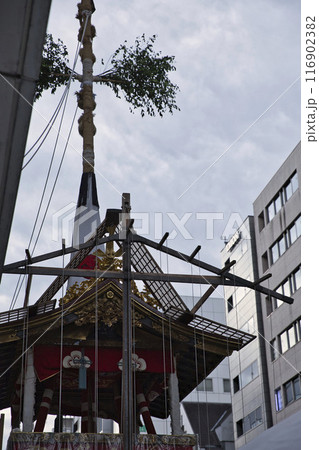 祇園祭　四条通の鉾のある風景　縦構図5 116902382
