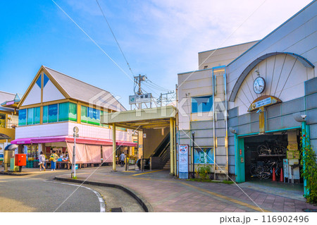 日本の二宮都市景観　7月。JR東海道本線　二宮駅や駅南口自転車駐車場などを望む＝令和6年7月22日 116902496