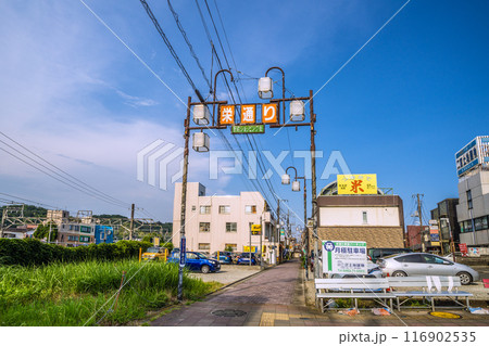 日本の二宮都市景観　7月。JR東海道本線　二宮駅の駅前、栄通りなどを望む＝令和6年7月22日 116902535