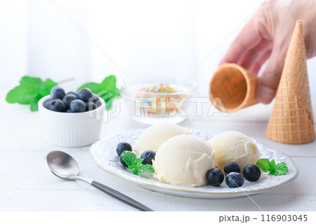 アイスクリームとブルーベリー 116903045