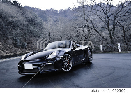 ツヤツヤの黒いオープンカー 116903094
