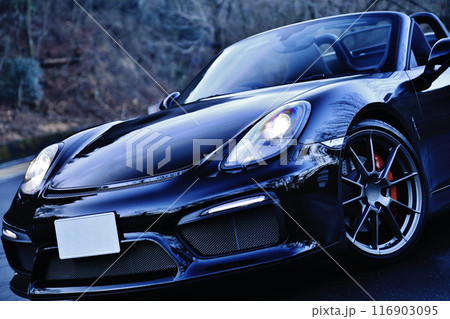 ツヤツヤの黒いオープンカー 116903095