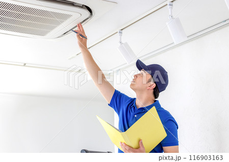 エアコンの点検をする作業員 116903163