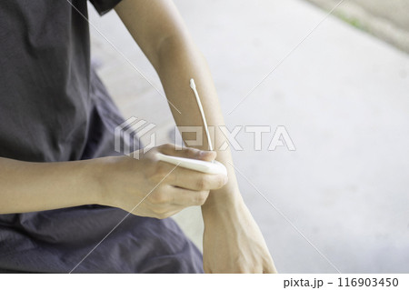 公園で日焼け止めを使う女性 公園で日焼け止めを使う女性 116903450