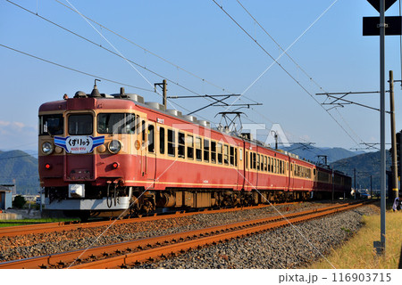 旧北陸本線を走る475系リバイバルくずりゅう 116903715