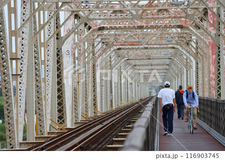 旧赤川鉄橋を行きかう人々 116903745