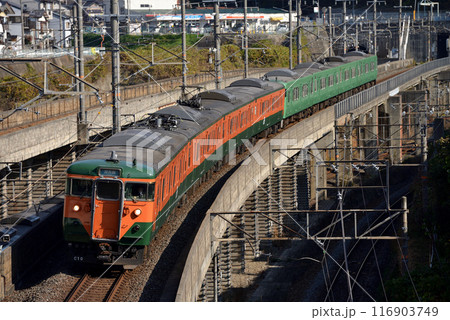 湖西線を走る113系普通電車8両 116903749
