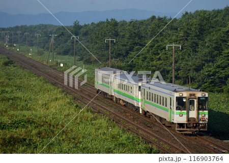 室蘭本線を走るキハ150系普通列車3両 116903764