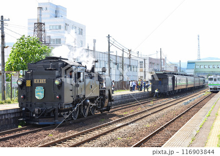 出発準備をするC11207蒸気機関車 116903844