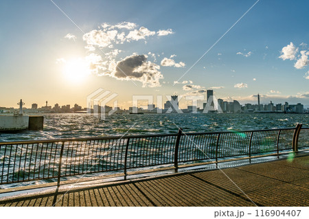 【神奈川県】海越しに眺める夕暮れの横浜みなとみらいの都市風景 116904407